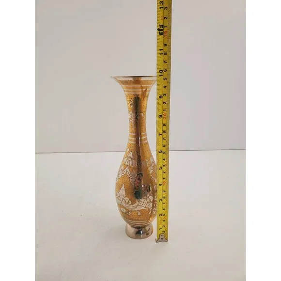 Vintage etched brass vase with flowers design - Picture 8 of 10